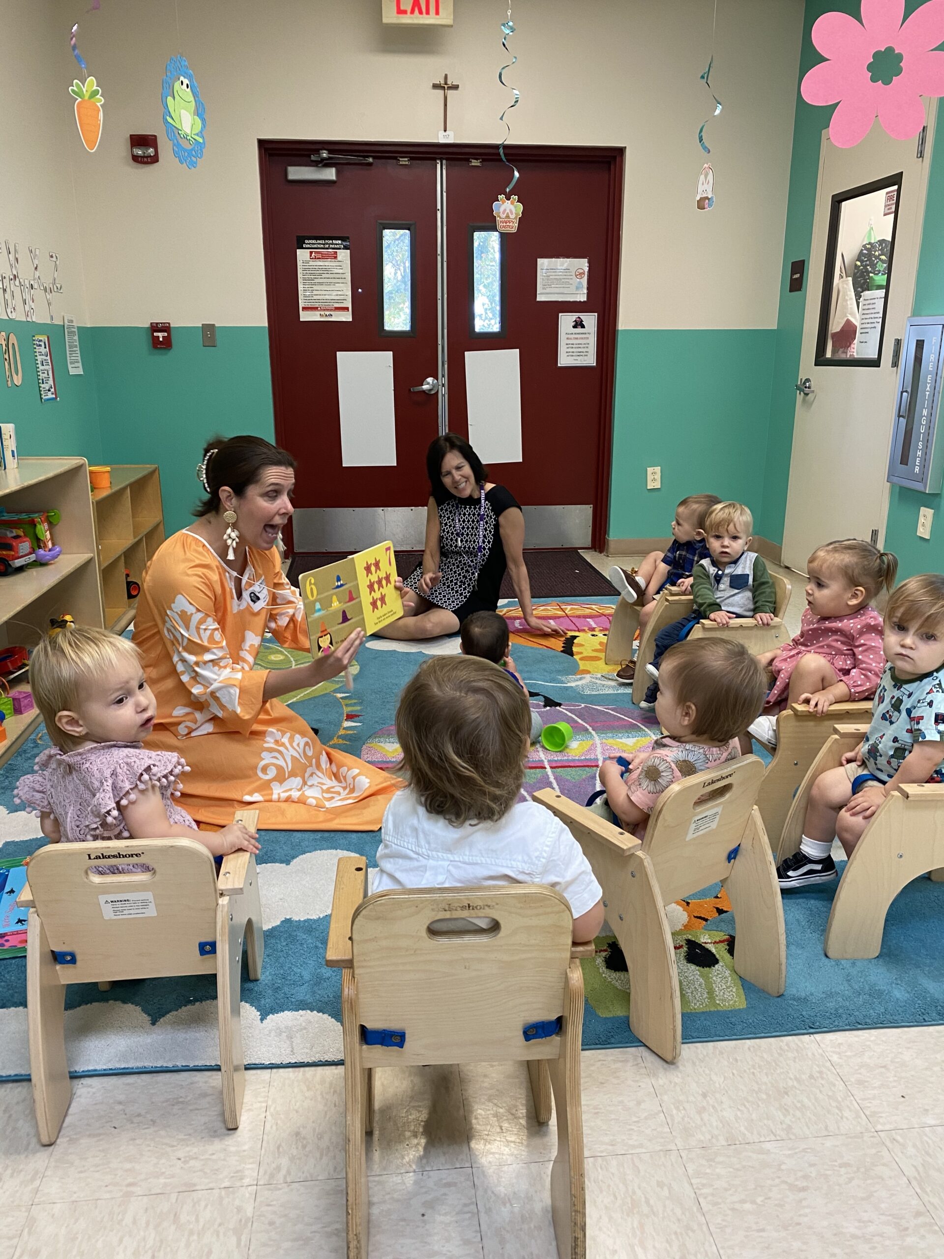 teacher-reading-to-children